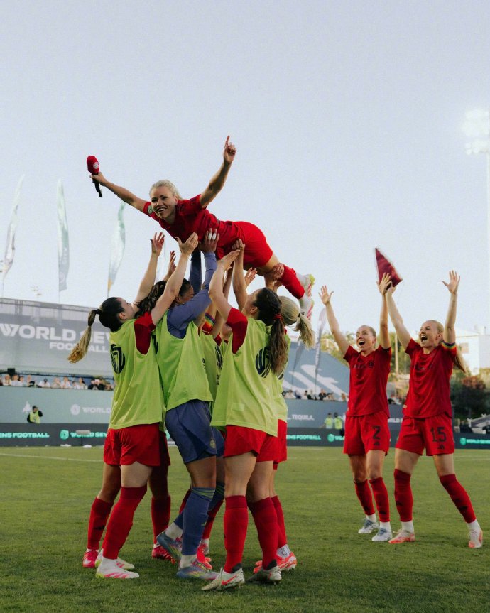 拜仁慕尼黑击败阿贾克斯,豪取三分球